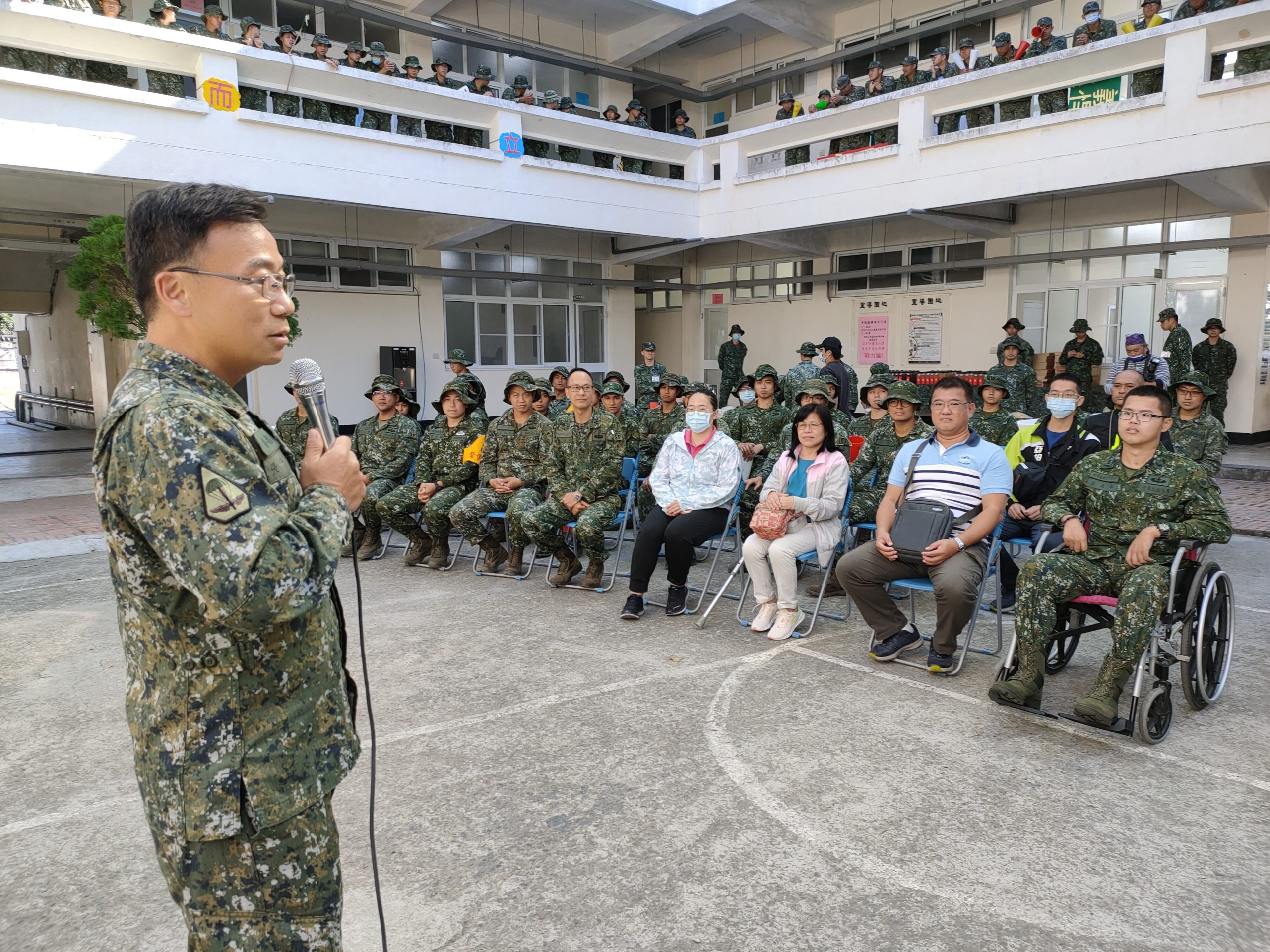 影/4年前跳傘1300呎高空墜地 傘兵秦良丰今首次重返部隊慶生