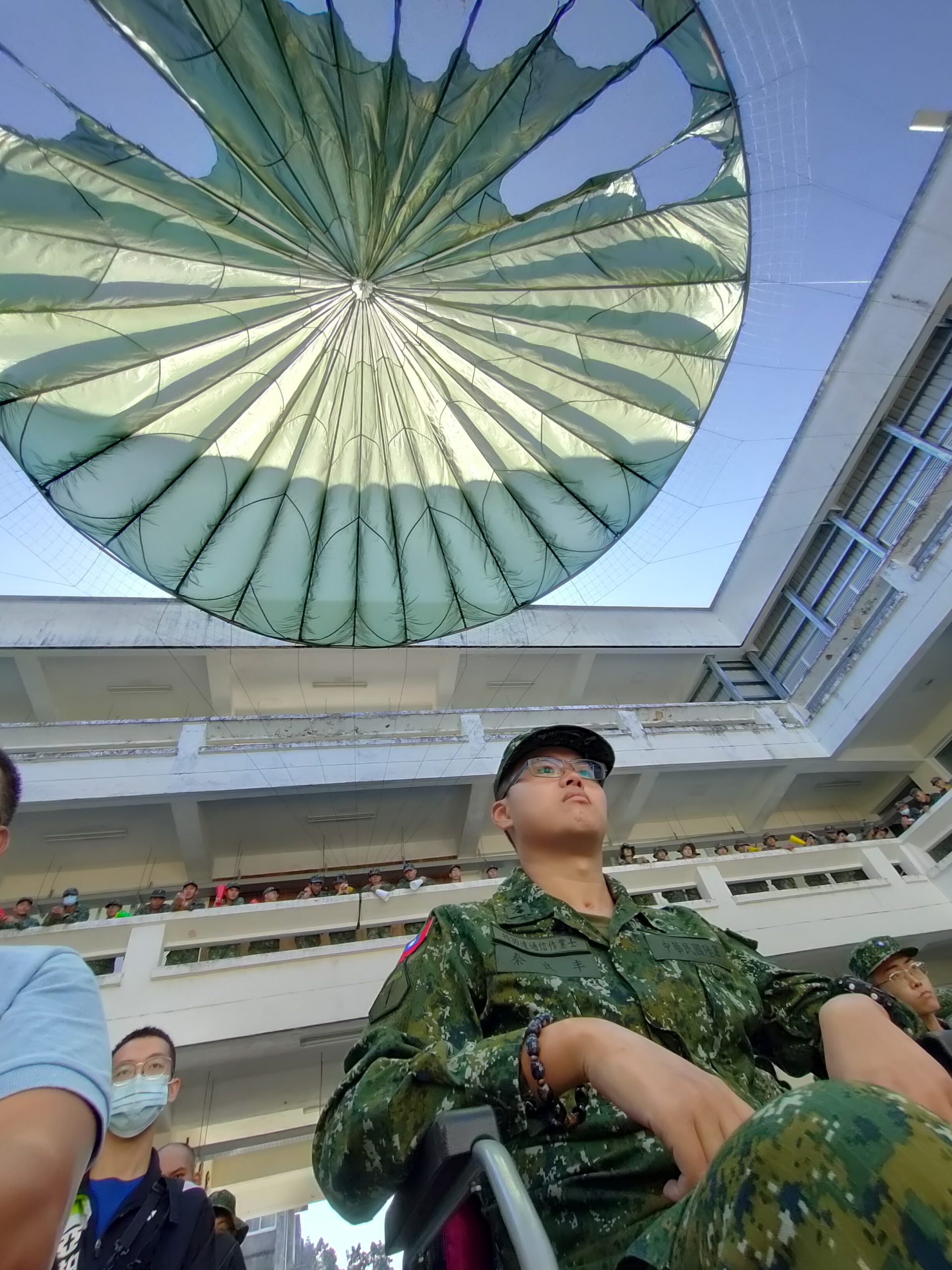 影/4年前跳傘1300呎高空墜地 傘兵秦良丰今首次重返部隊慶生