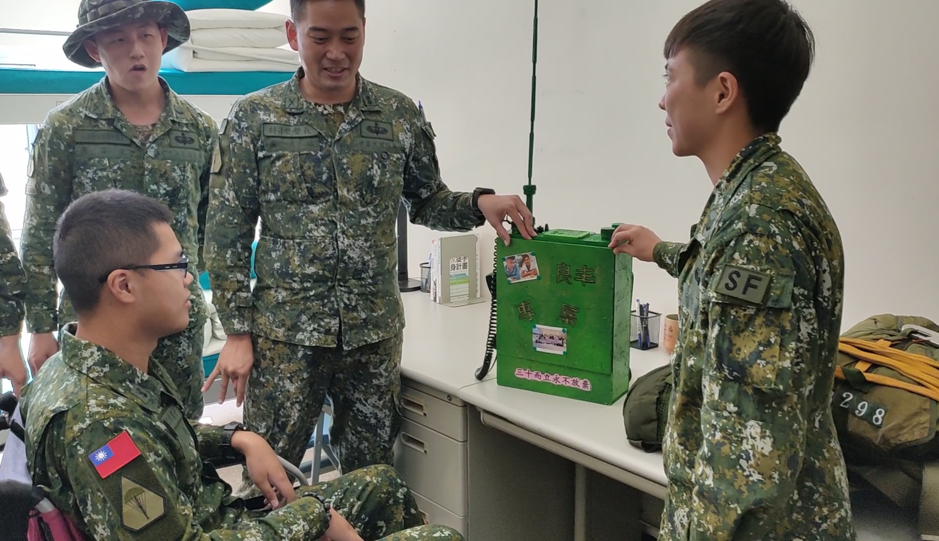 影/4年前跳傘1300呎高空墜地 傘兵秦良丰今首次重返部隊慶生