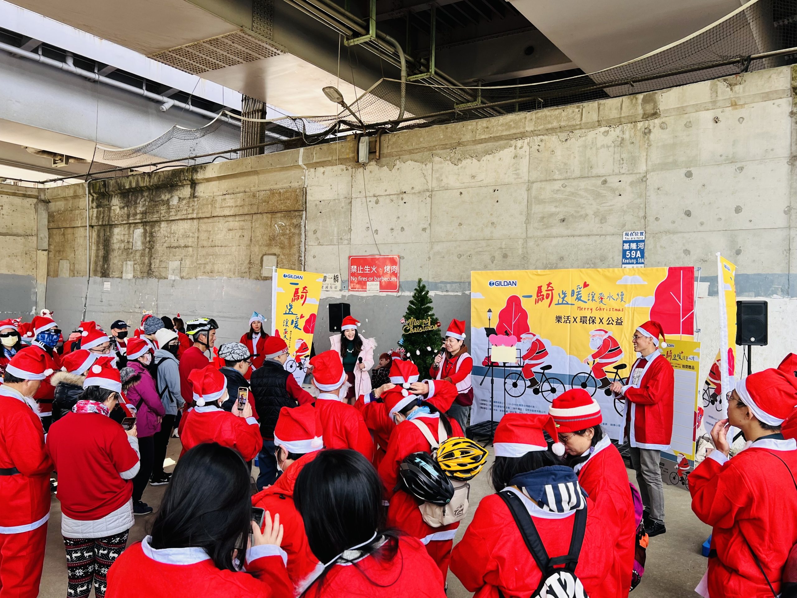知名素Ｔ品牌落實ＥＳＧ理念號召「百位聖誕老人」騎單車25Km街頭分享愛！用環保與公益慶聖誕