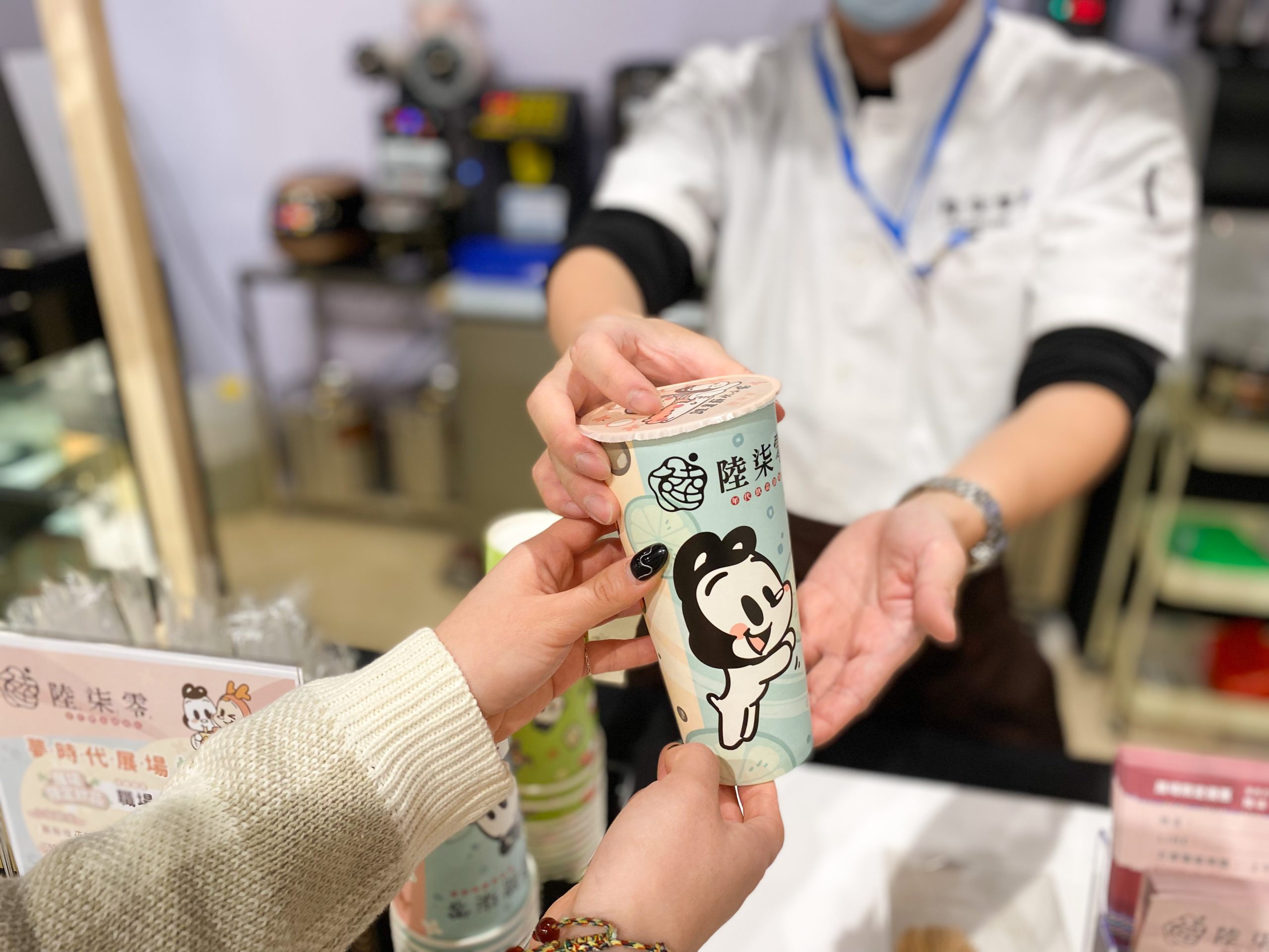 台灣人氣插畫家攜鹿港知名手搖茶飲 快閃高雄掀搶購熱潮