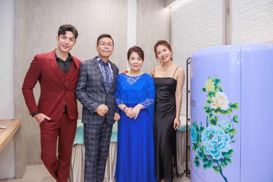 謝忻不畏寒冷在知名循氣蒸新竹開幕式大露肌膚　大呼:「我可以裸體主持」