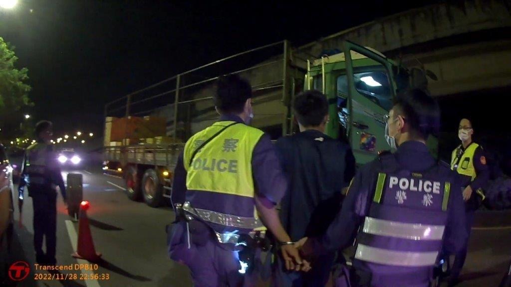 尿遁落跑！4條通緝犯又攜毒　遭保大警識破就逮