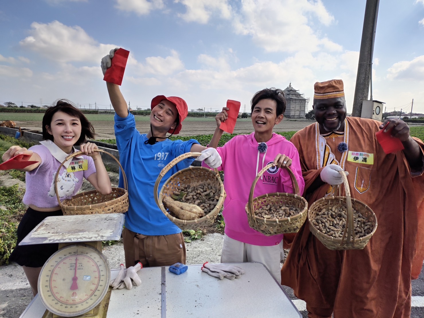 浩翔採花生超拚命！工資老闆只給10元　一聽真相⋯臉都綠了