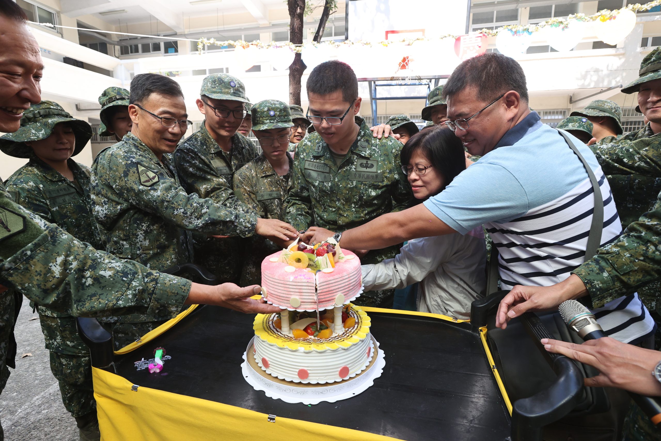 影/4年前跳傘1300呎高空墜地 傘兵秦良丰今首次重返部隊慶生