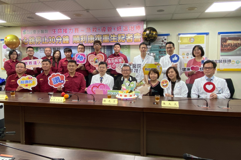 罕見！6旬男突昏倒「無心跳30分鐘」醫護接力成功搶回性命