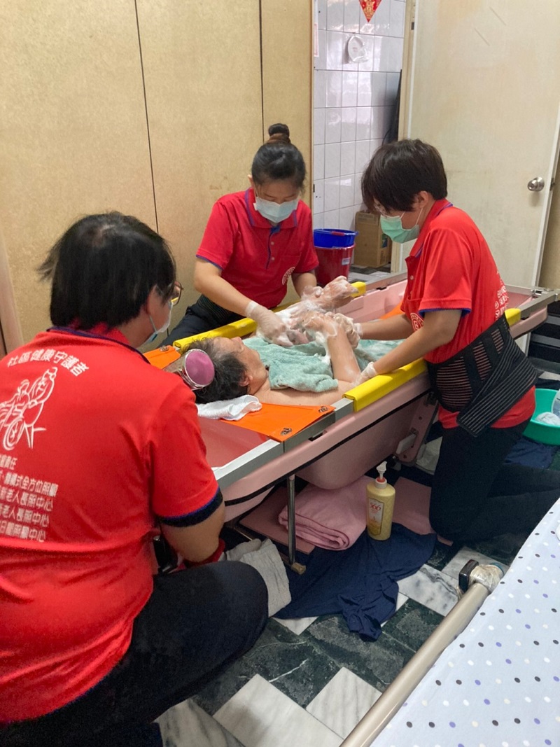 屏東縣府長照沐浴車到宅服務 春節不打烊
