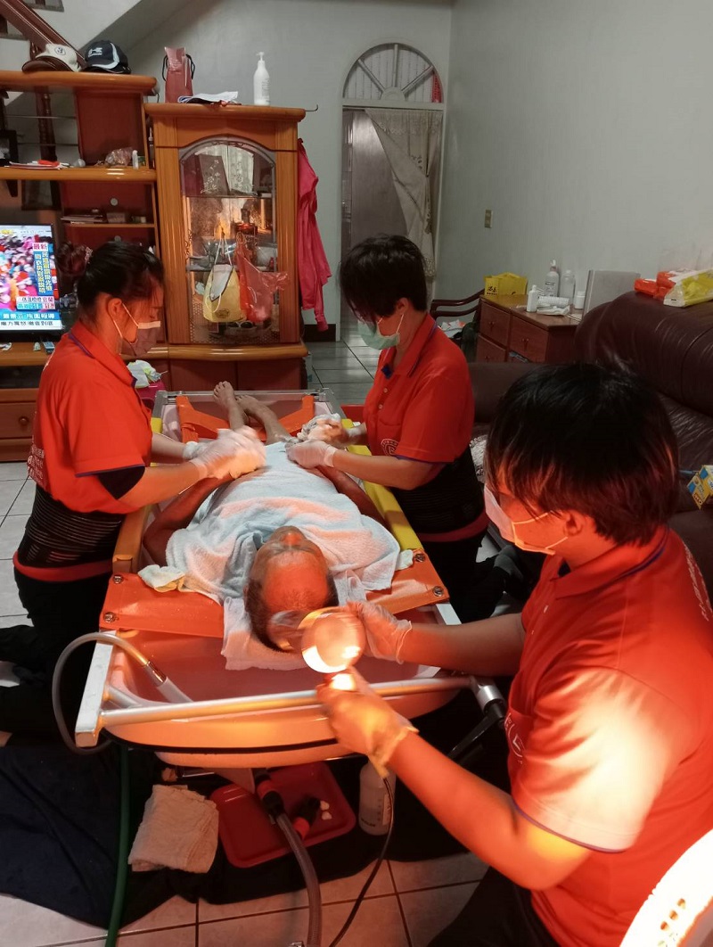 屏東縣府長照沐浴車到宅服務 春節不打烊