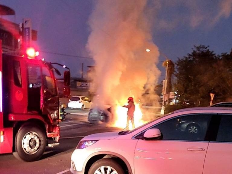 屏東市發生火燒車 軍警消合力協助處理