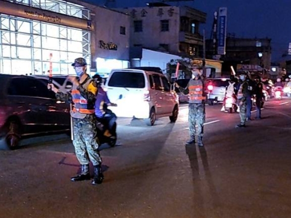 屏東市發生火燒車 軍警消合力協助處理