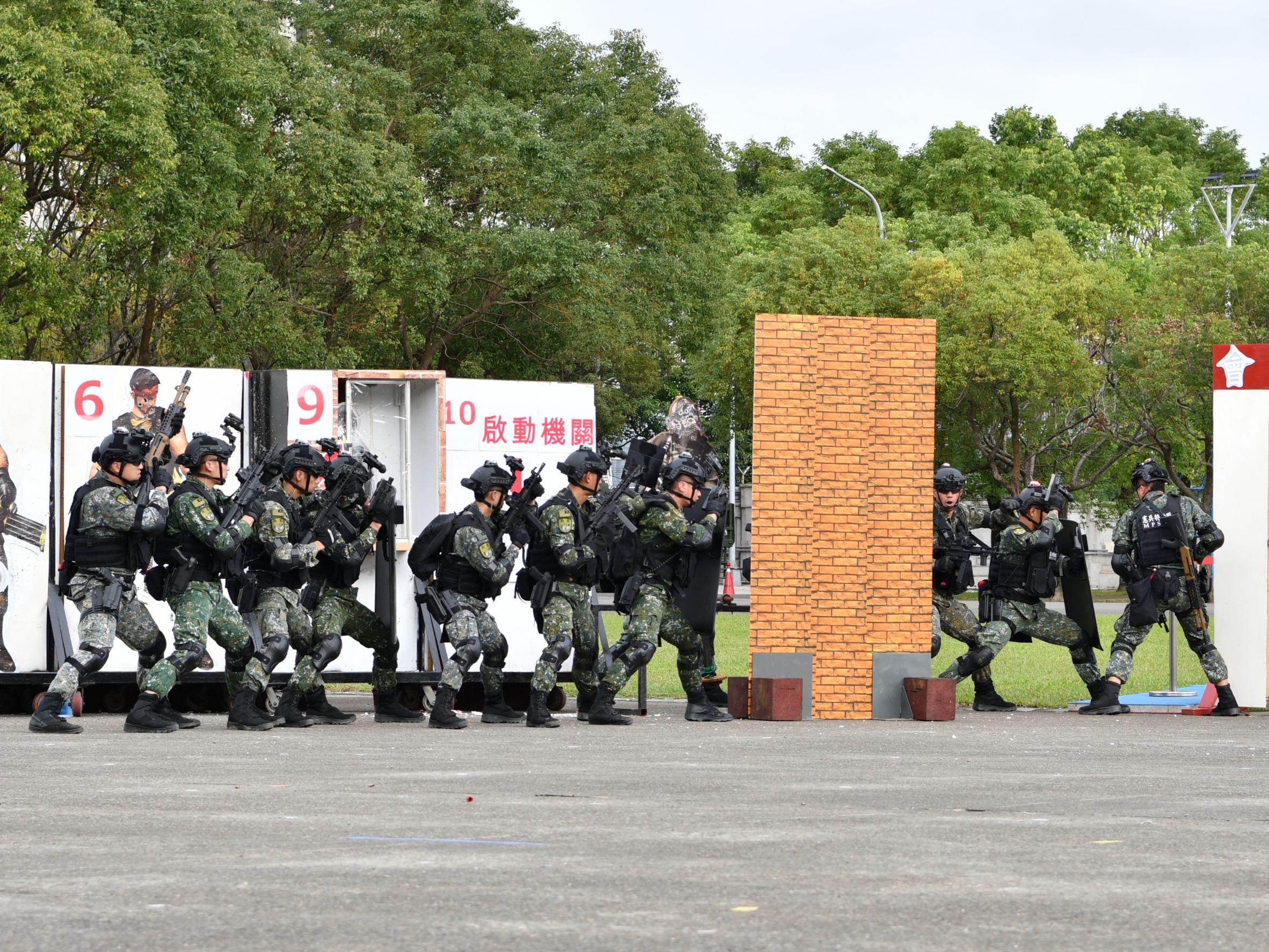 憲兵指揮部91週年部慶 「挑戰者重機」首亮相