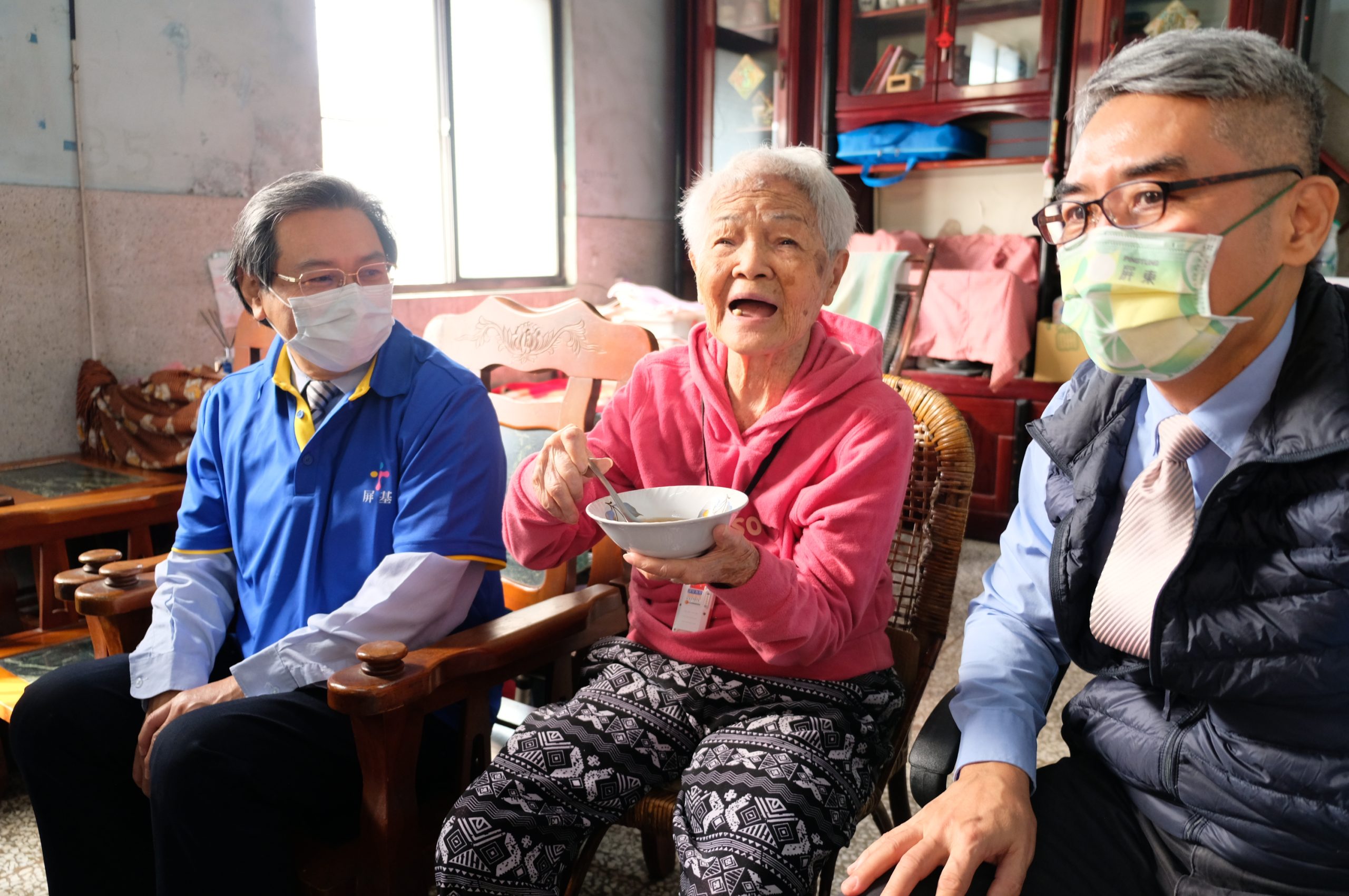 屏東縣府與屏基關懷獨居老人雞湯送暖
