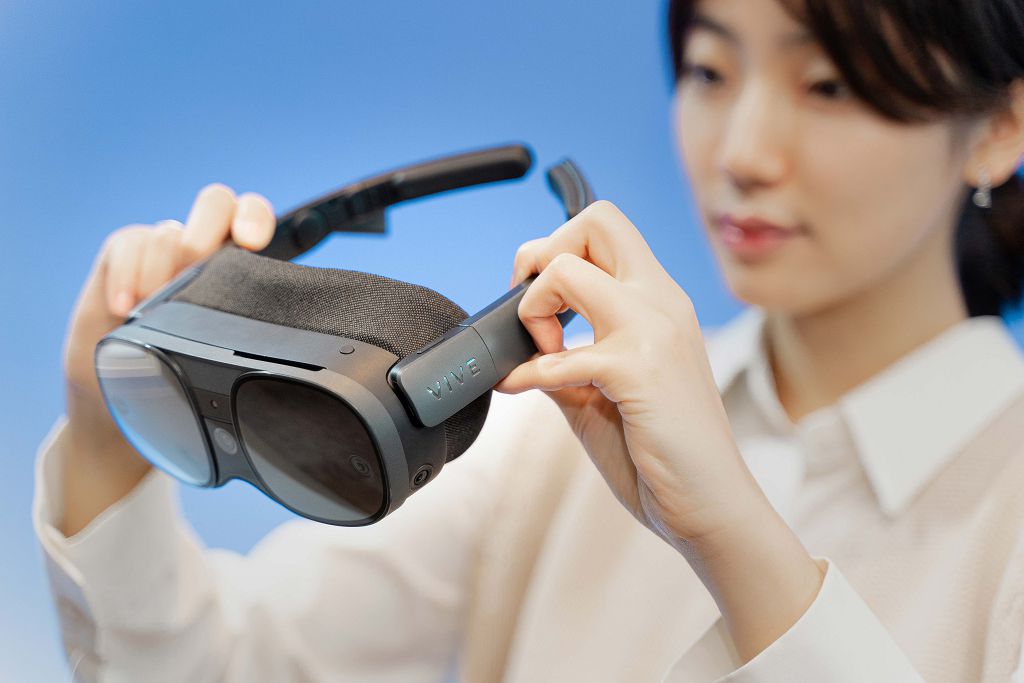 【2023 CES】支援跨 VR / MR、配備全彩RGB透視鏡頭　HTC 推出新款混合實境裝置 VIVE XR Elite