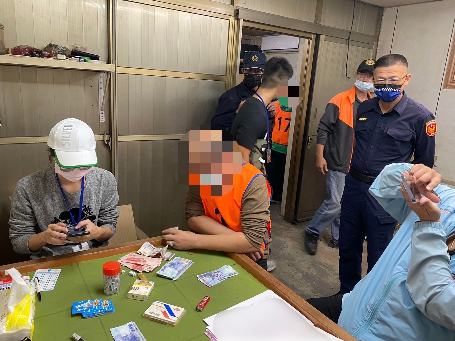 影/市場休市職業賭場開市 屏警破門攻堅