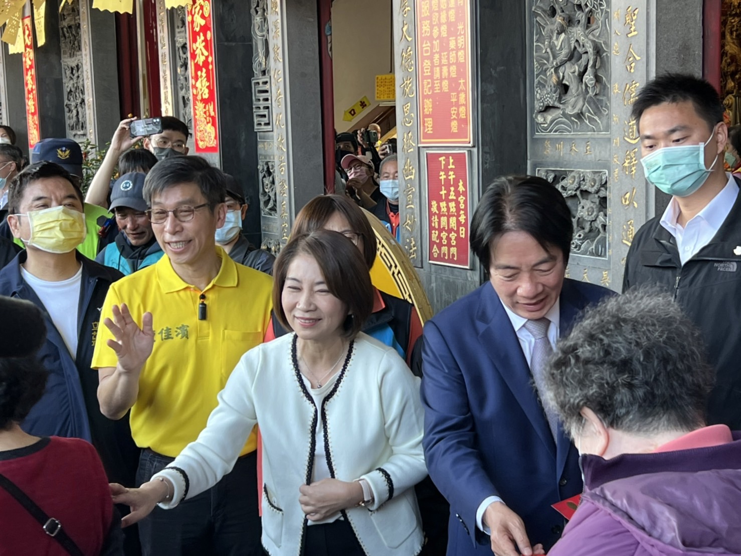 賴清德屏東玉皇宮參拜發福袋 民眾高喊2024選總統