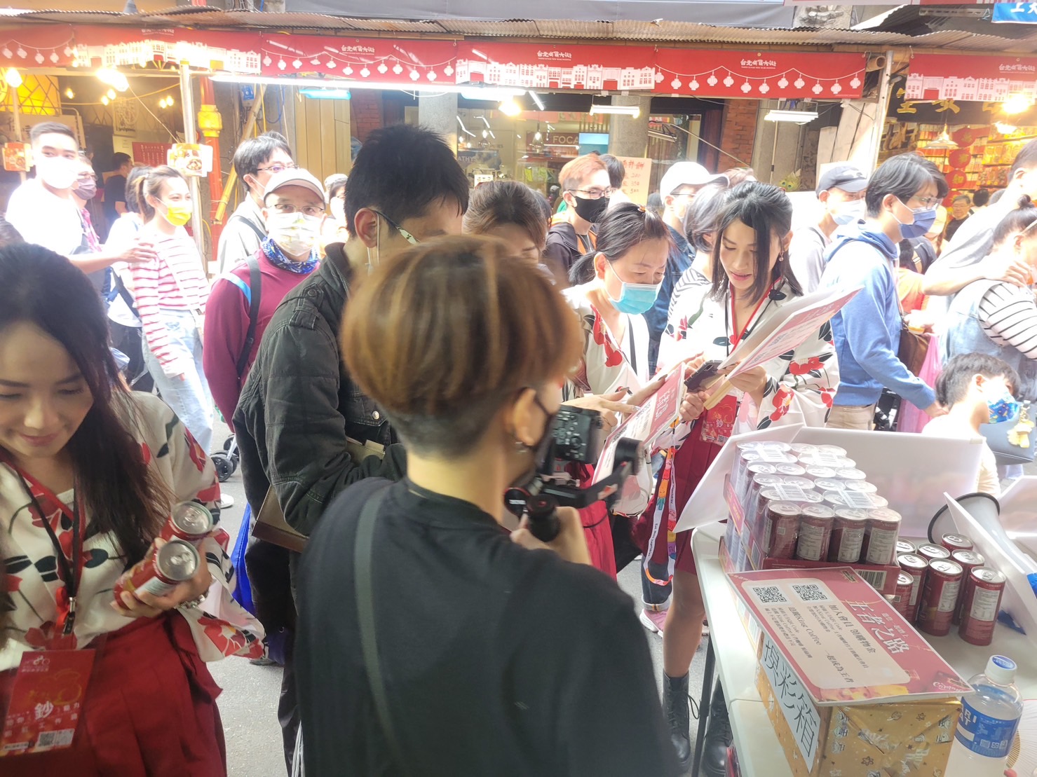 百萬人氣網紅在年貨大街創造百萬商機