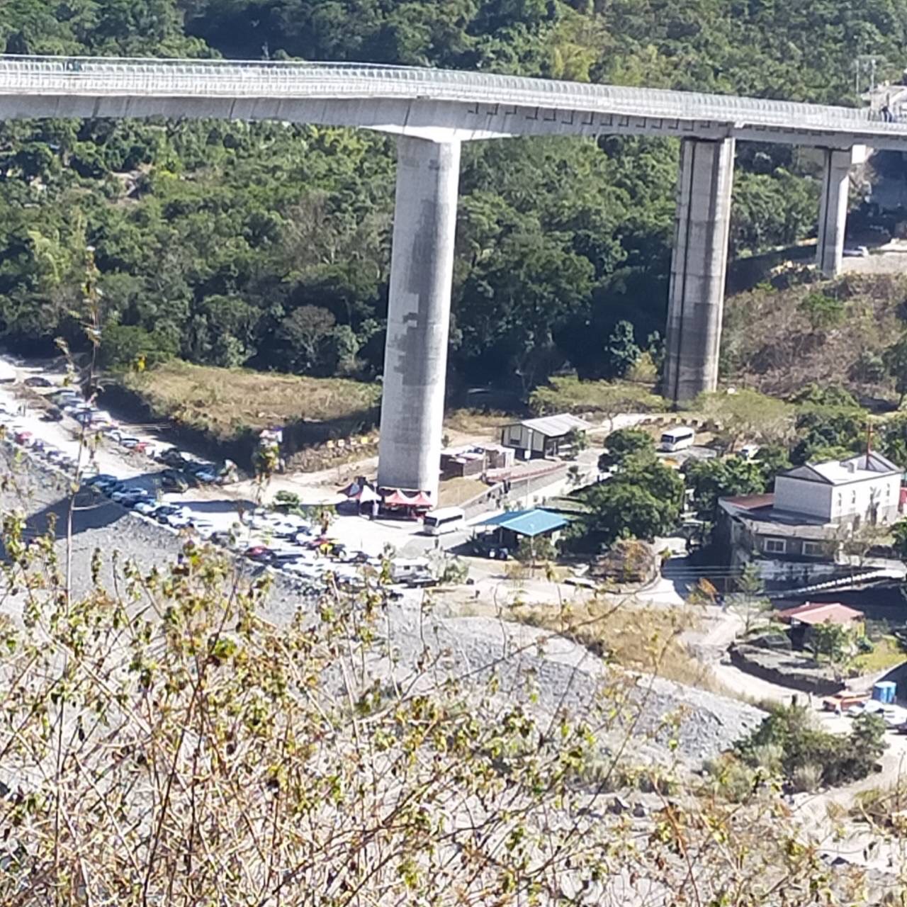 連假尾聲霧台賞櫻人潮湧現 里港警車流管控報你知