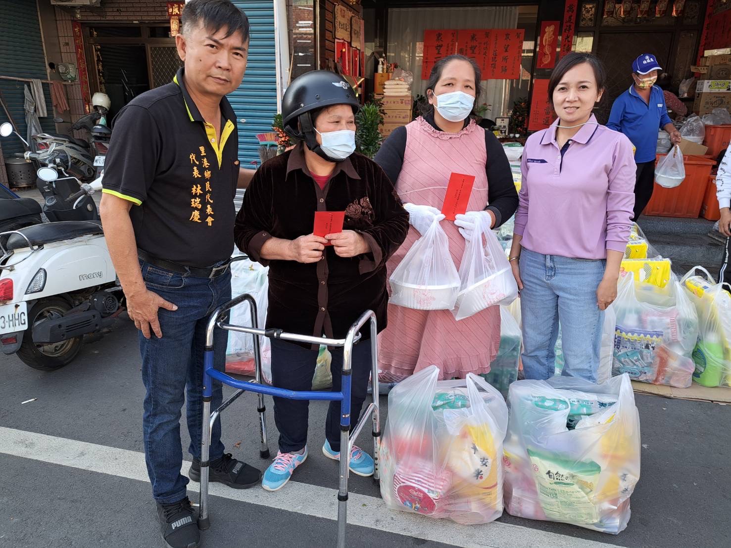 鄉代結合在地宮廟「寒冬送暖」紅包物資關懷弱勢