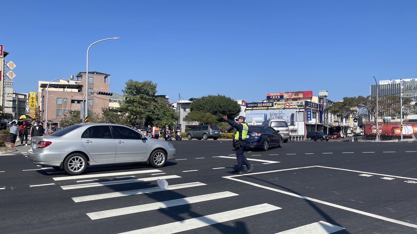 年假尾聲旗山老街、美濃花海湧車潮 警方機動分流