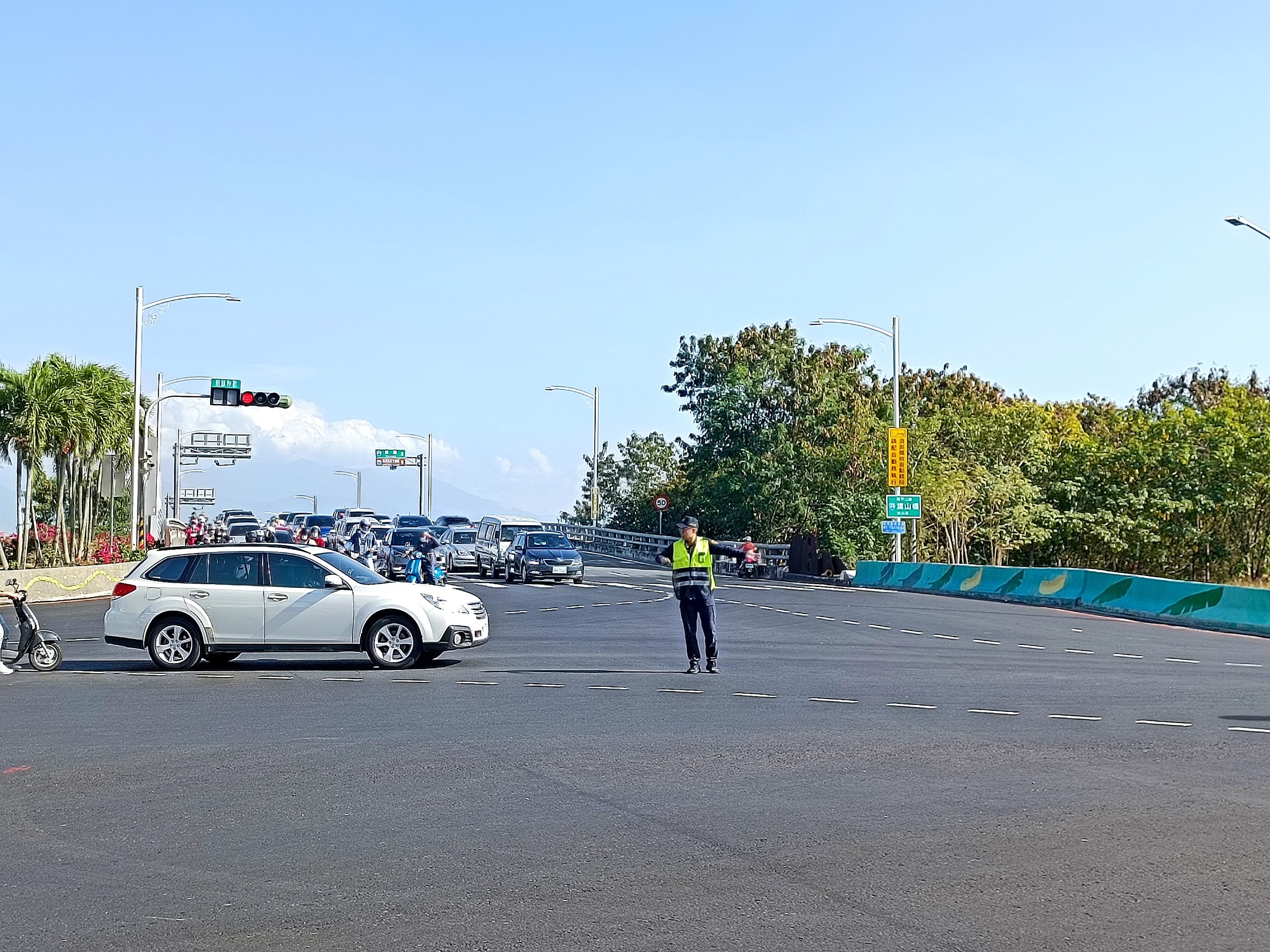 年假尾聲旗山老街、美濃花海湧車潮 警方機動分流