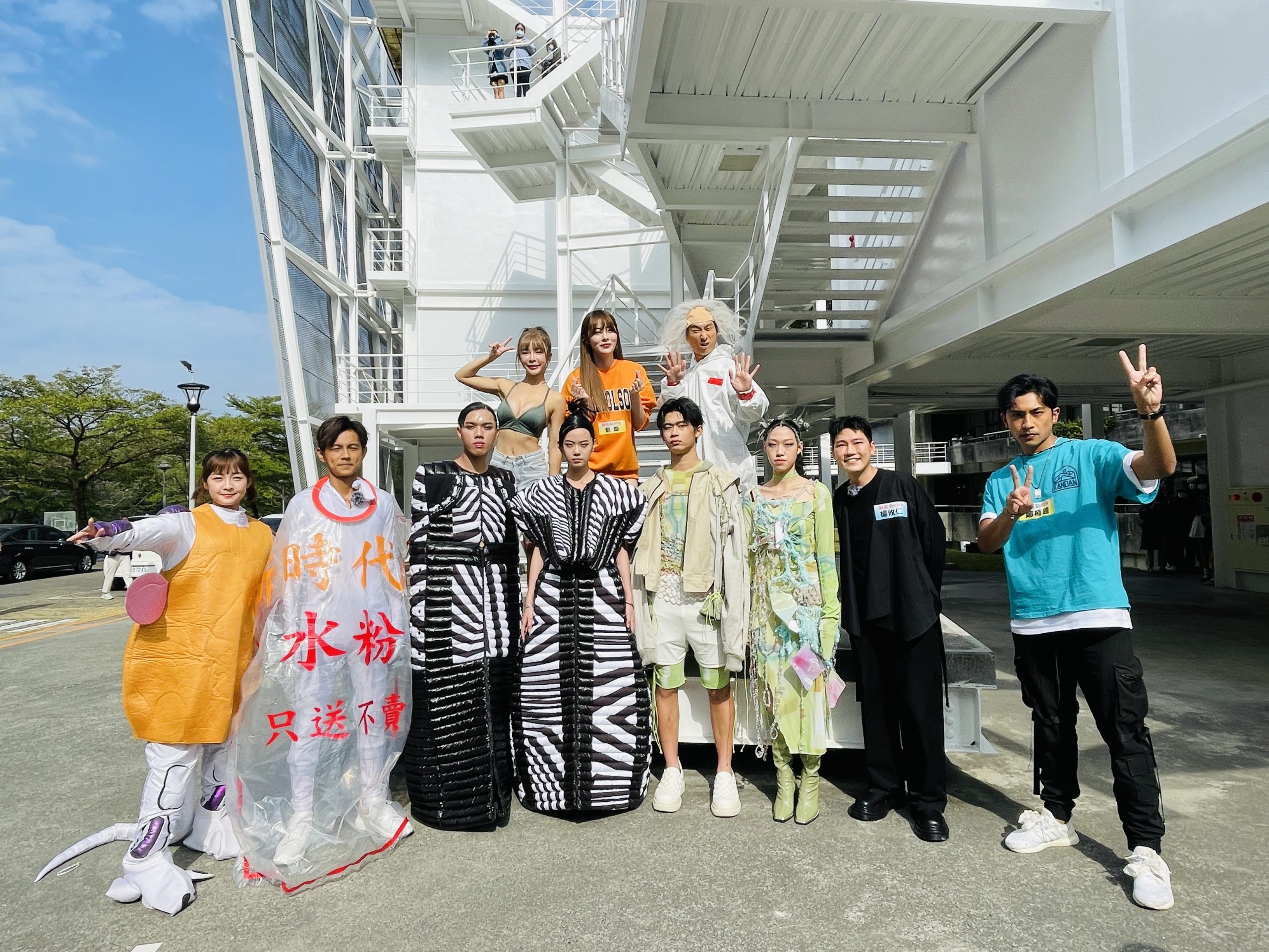 啦啦隊女神巫苡萱「性感擔當」　裹浴巾走秀全場嗨爆　
