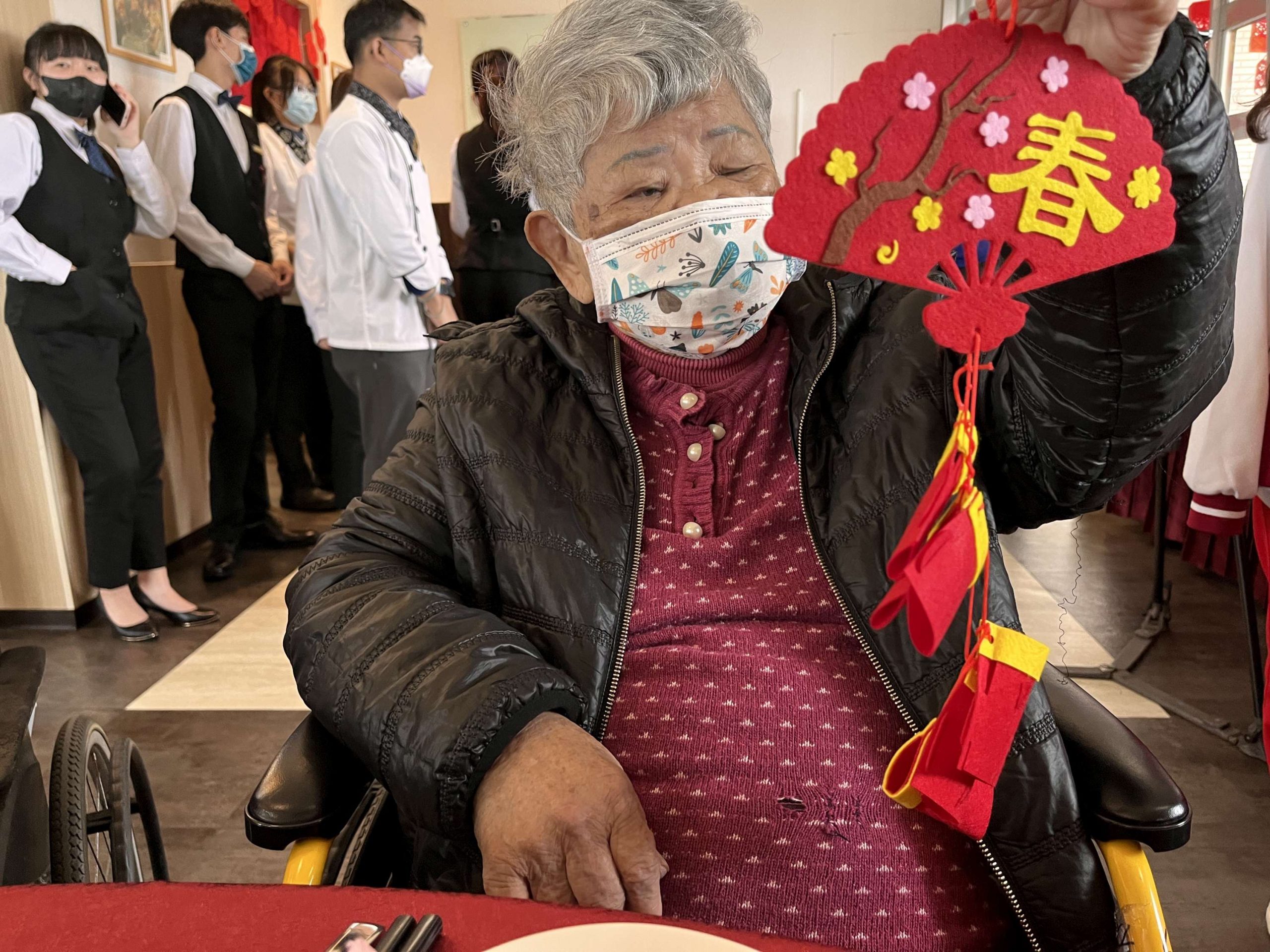 頭城家商學生親手做年菜 伴15位獨居長者暖心圍爐