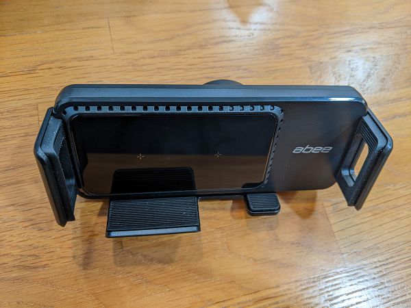 【開箱】摺疊手機大螢幕也能用　快譯通 abee WH-03 車用無線充電手機架測試體驗