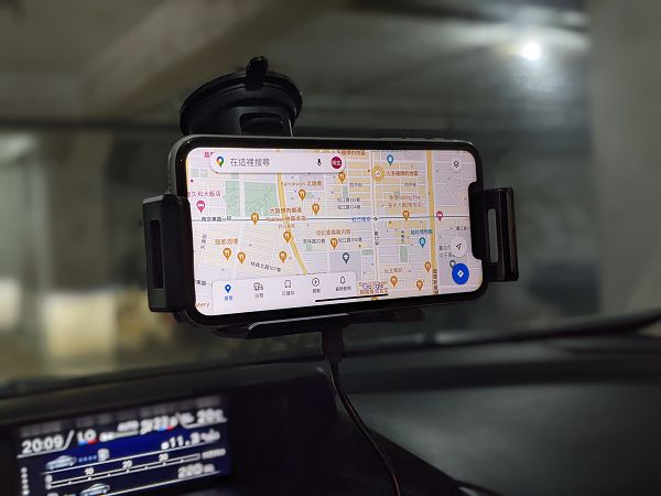 【開箱】摺疊手機大螢幕也能用　快譯通 abee WH-03 車用無線充電手機架測試體驗