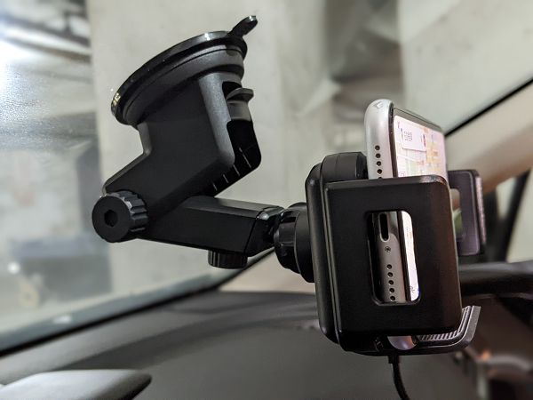 【開箱】摺疊手機大螢幕也能用　快譯通 abee WH-03 車用無線充電手機架測試體驗