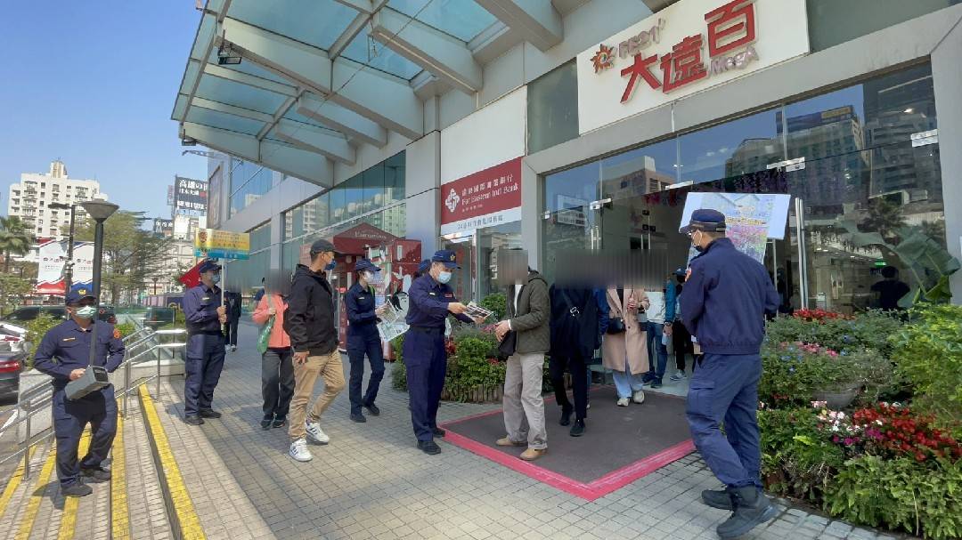228連假 苓雅警深入人潮聚集場所宣導反詐騙、反毒及防扒竊
