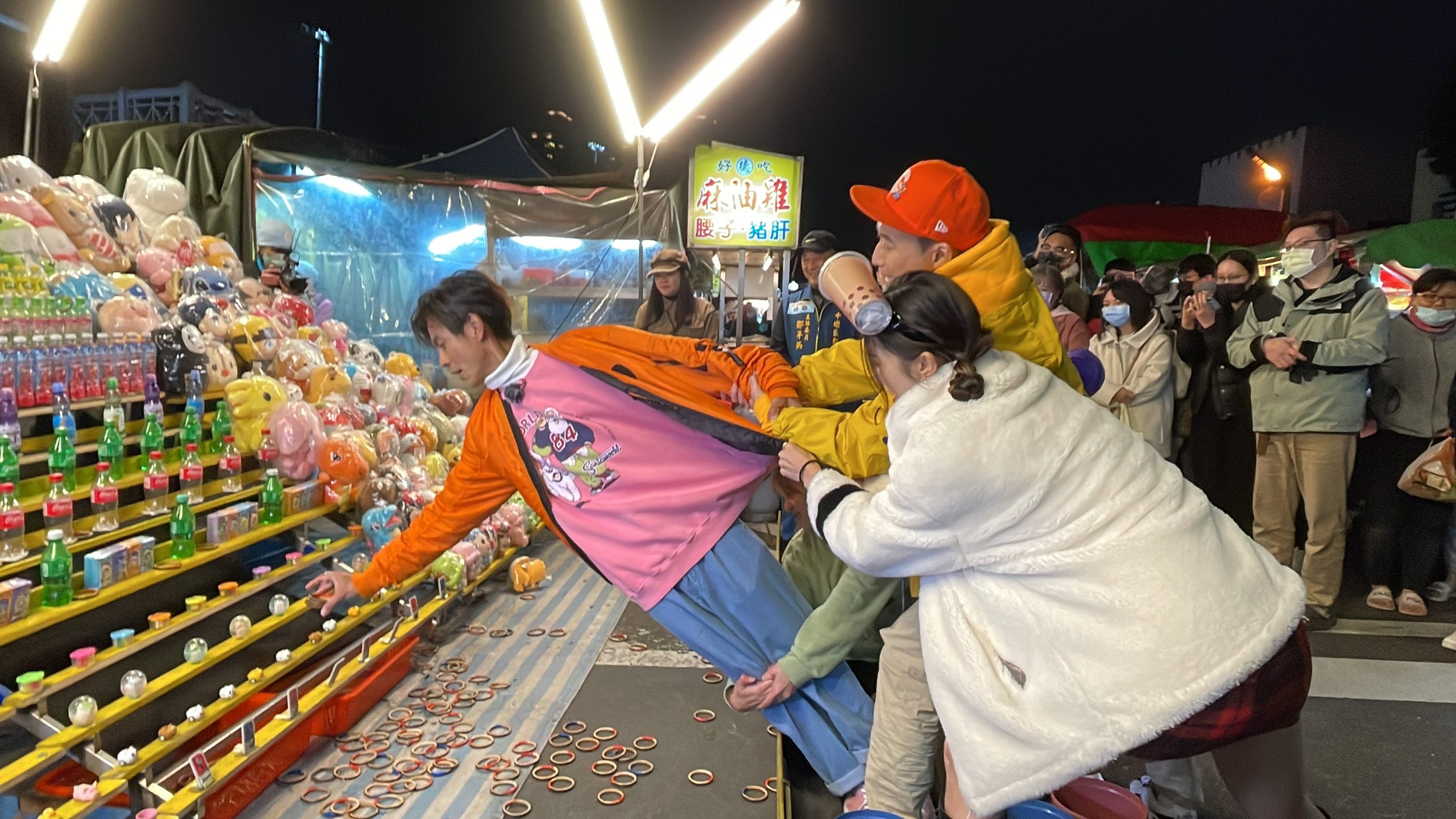 籃籃寵粉無極限！親餵粉絲吃18公分大香腸　太激動直接飛噴