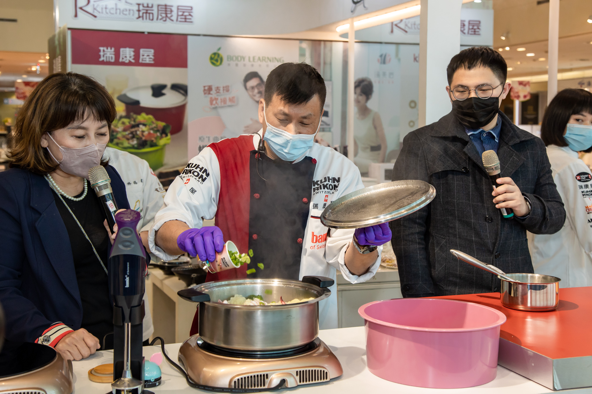 知名動畫角落小夥伴限時咖啡廳!!萌翻你心 與瑞士國寶級鍋具來場餐廚聯名新品展!