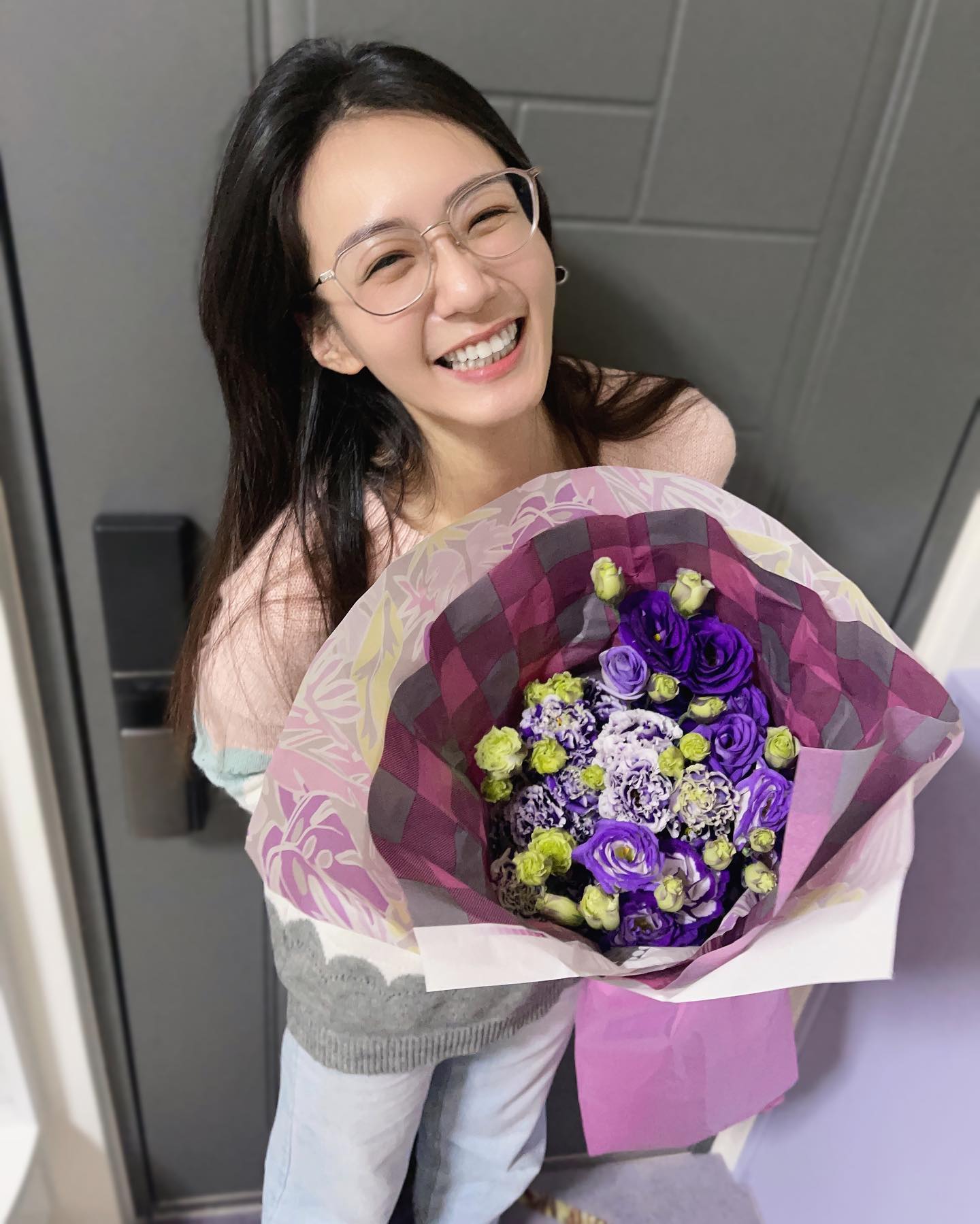 《黑澀會》女星情人節前夕放閃　喜收老公驚喜甜喊：誰教的我重賞！
