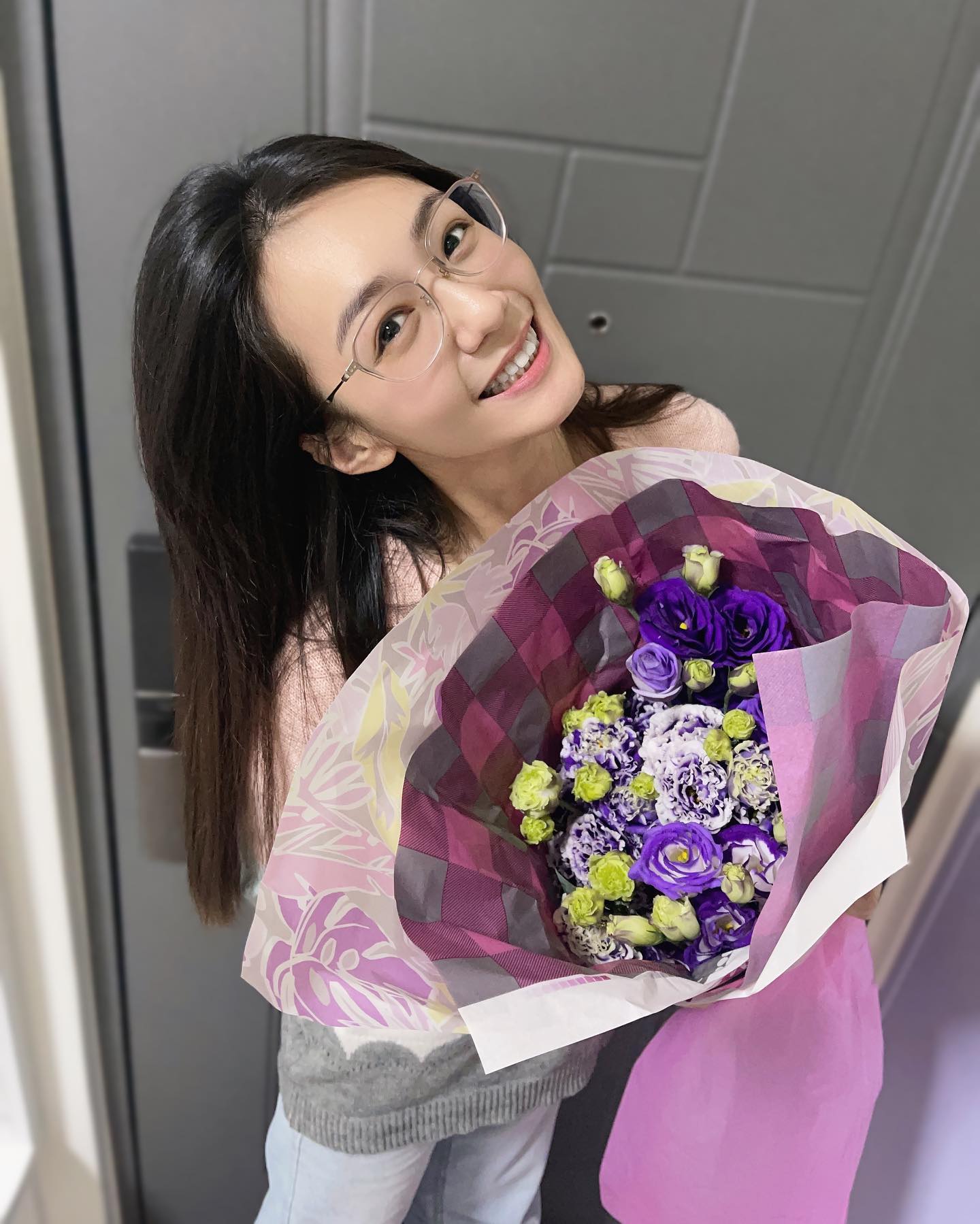 《黑澀會》女星情人節前夕放閃　喜收老公驚喜甜喊：誰教的我重賞！