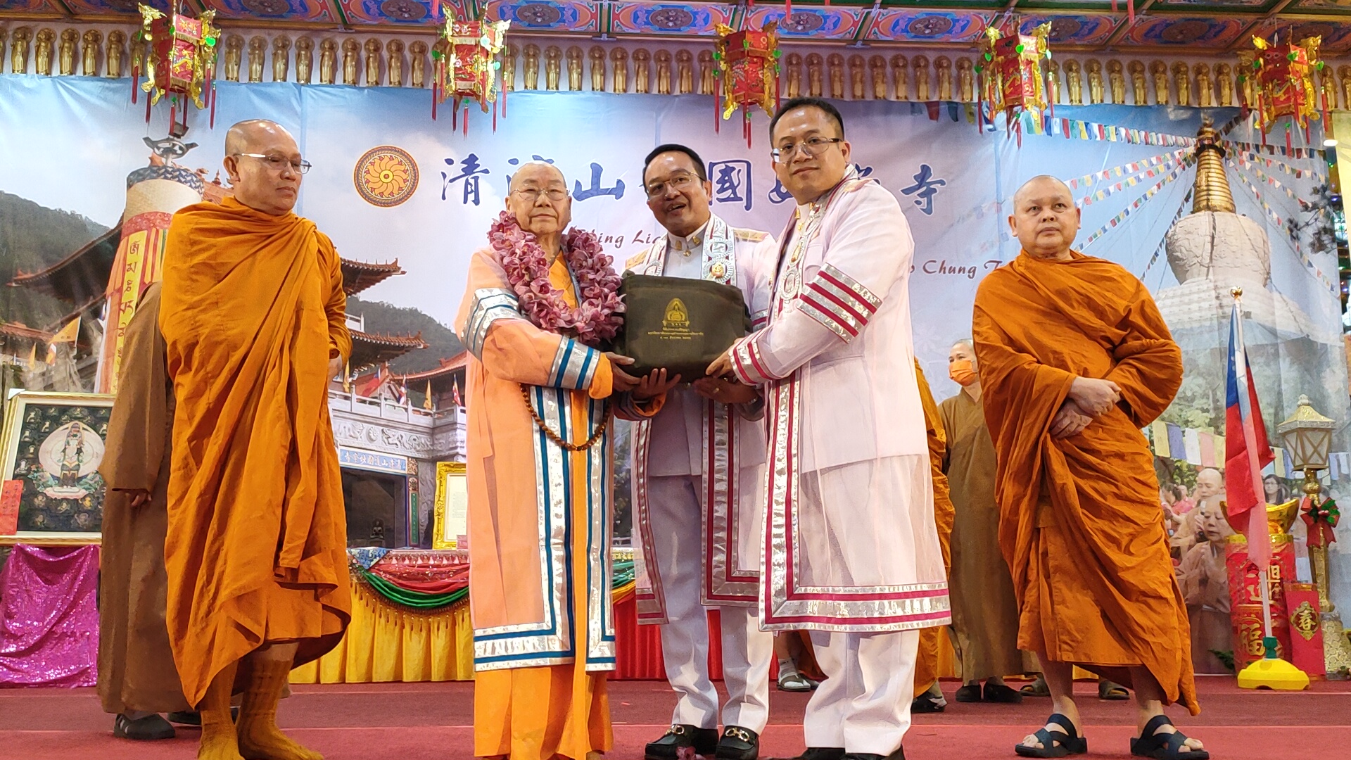 妙崇寺住持宏安長老尼獲頒泰國摩訶朱拉隆功大學榮譽博士學位