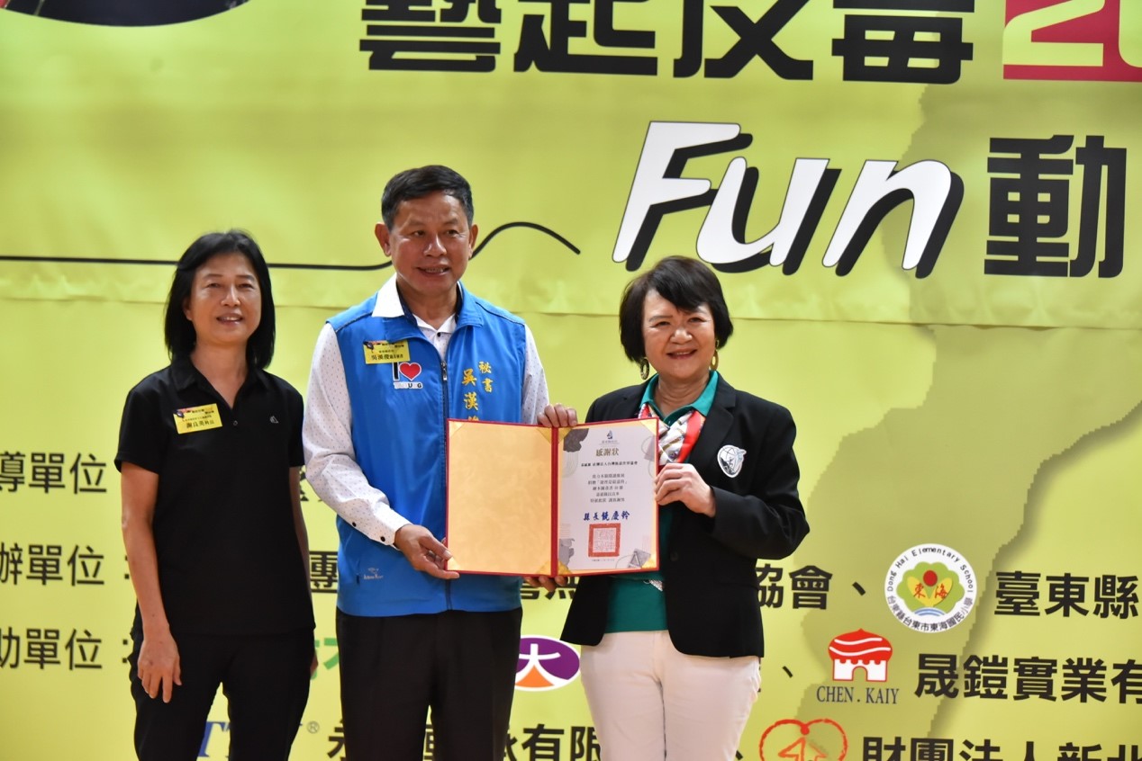 花東學童擁抱全國首創雙語反毒繪本 一舉多得
