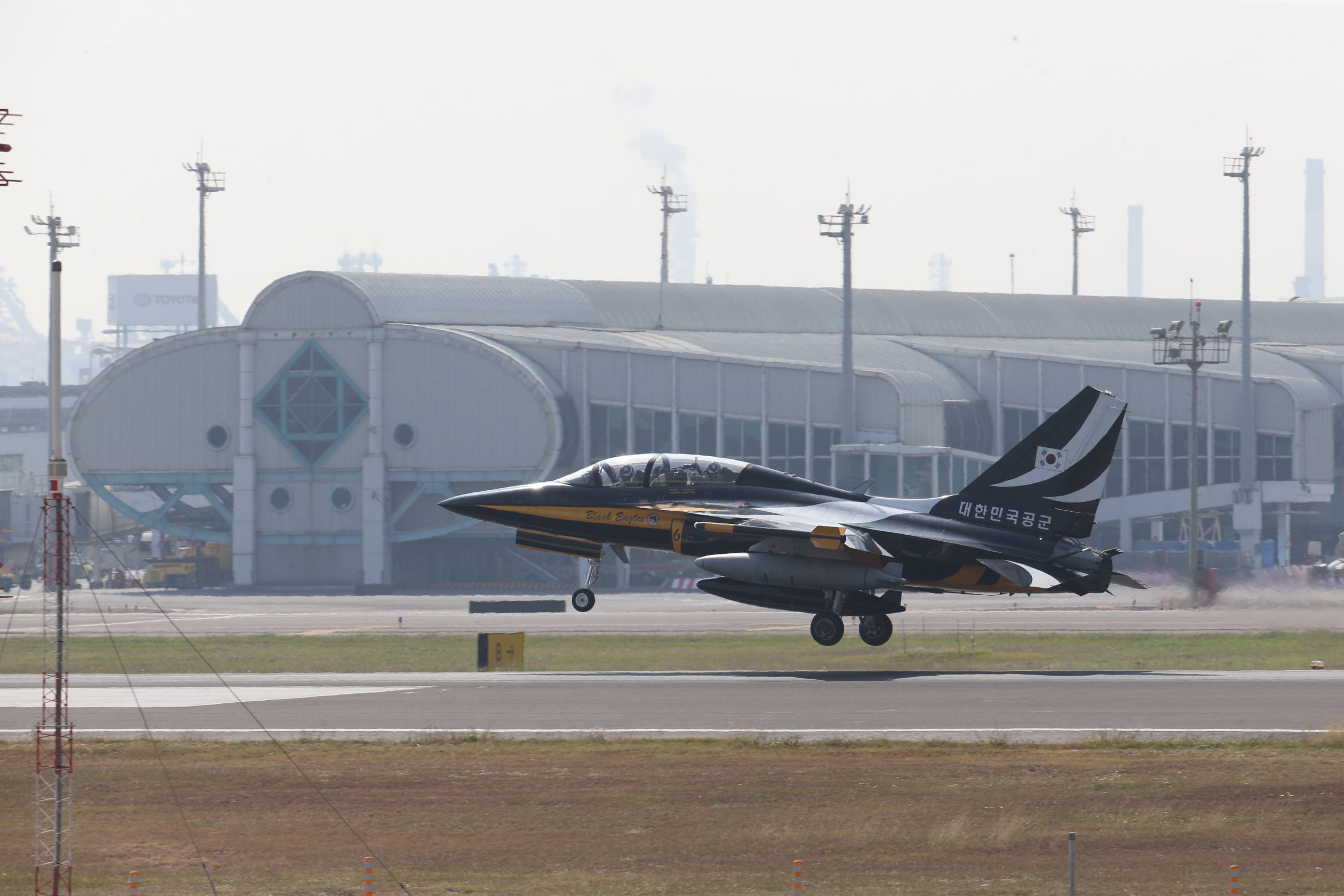 南韓黑鷹特技教練機過境小港機場 航空迷搶拍