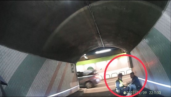 警民合作！通緝犯遇盤查拔腿狂奔　保大警搭民眾機車追捕到案