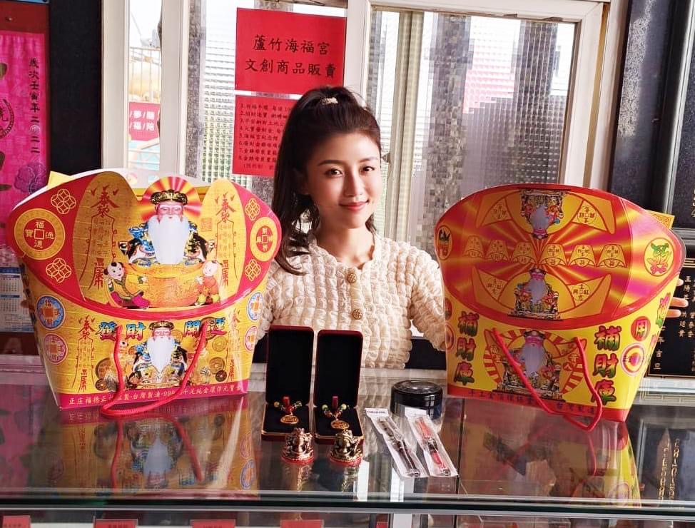 蘆竹海福宮備2隻金雞母供香客頭迓擲筊求好運 主委加碼雞排450份限量放送！