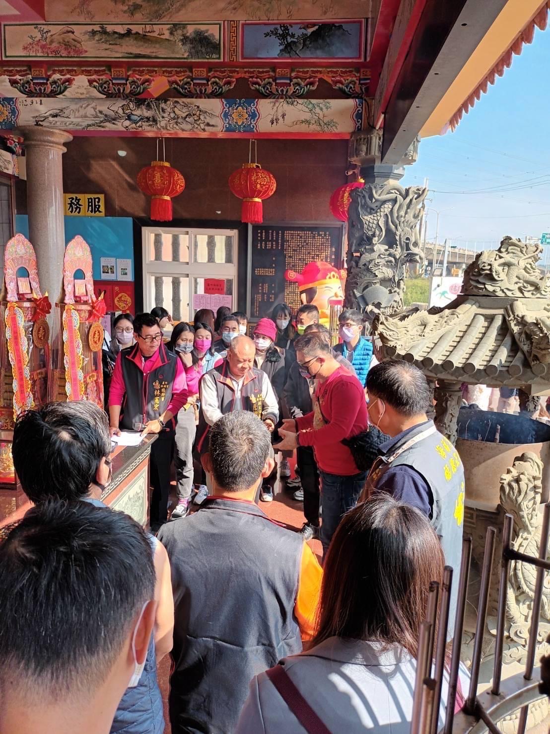 蘆竹海福宮備2隻金雞母供香客頭迓擲筊求好運 主委加碼雞排450份限量放送！