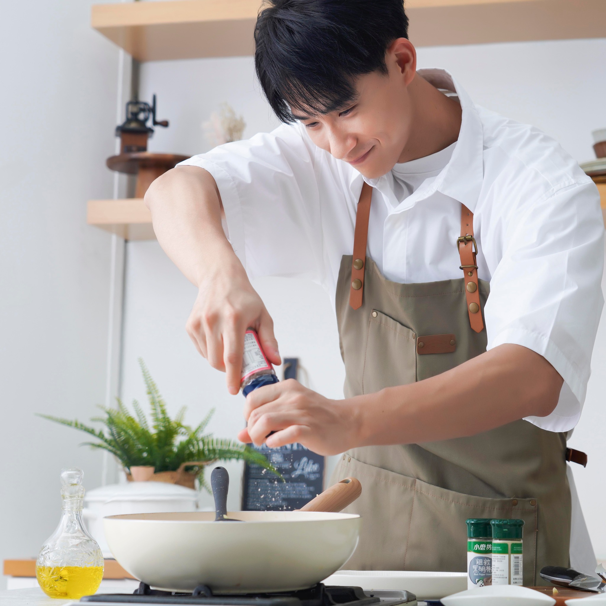盧彥澤爆料理菜鳥糗事⋯花椰菜沒洗乾淨　下秒蟲飄滿鍋「密集恐懼症發作」