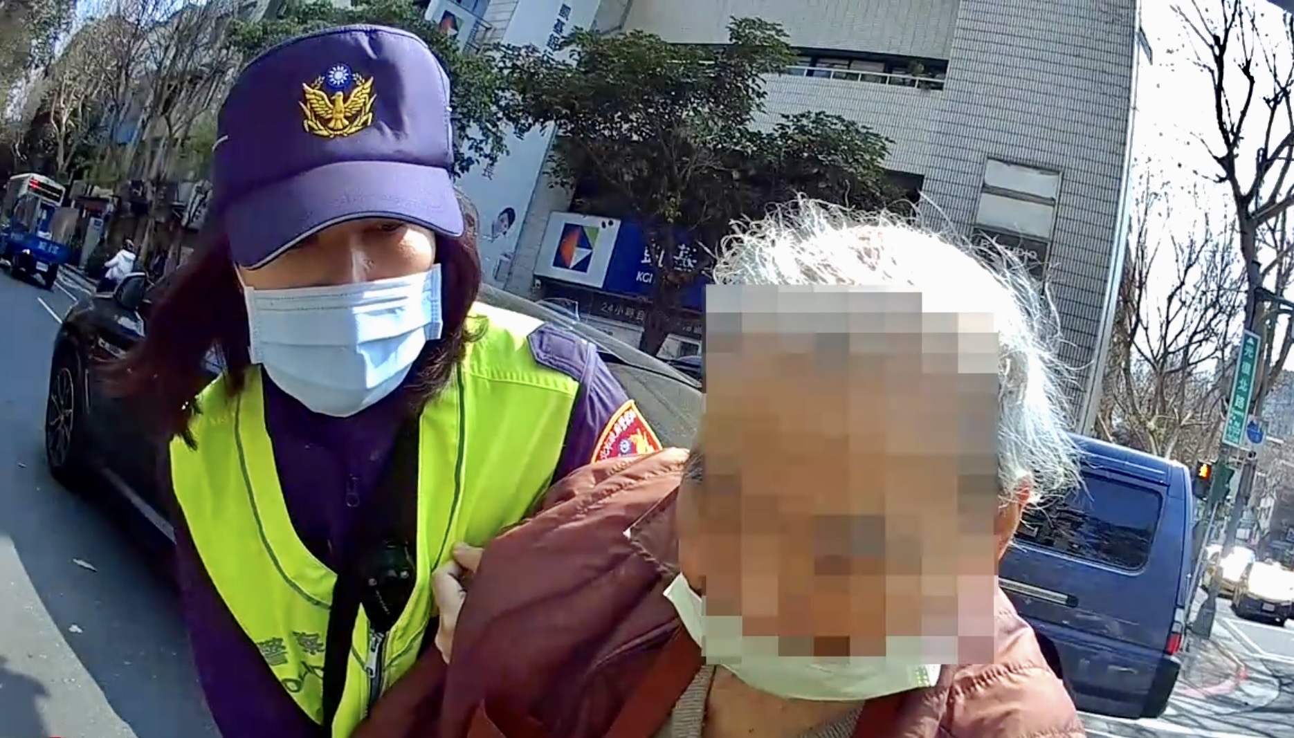 9旬老翁離家卡車陣進退不得　保大暖警即刻救援送返家