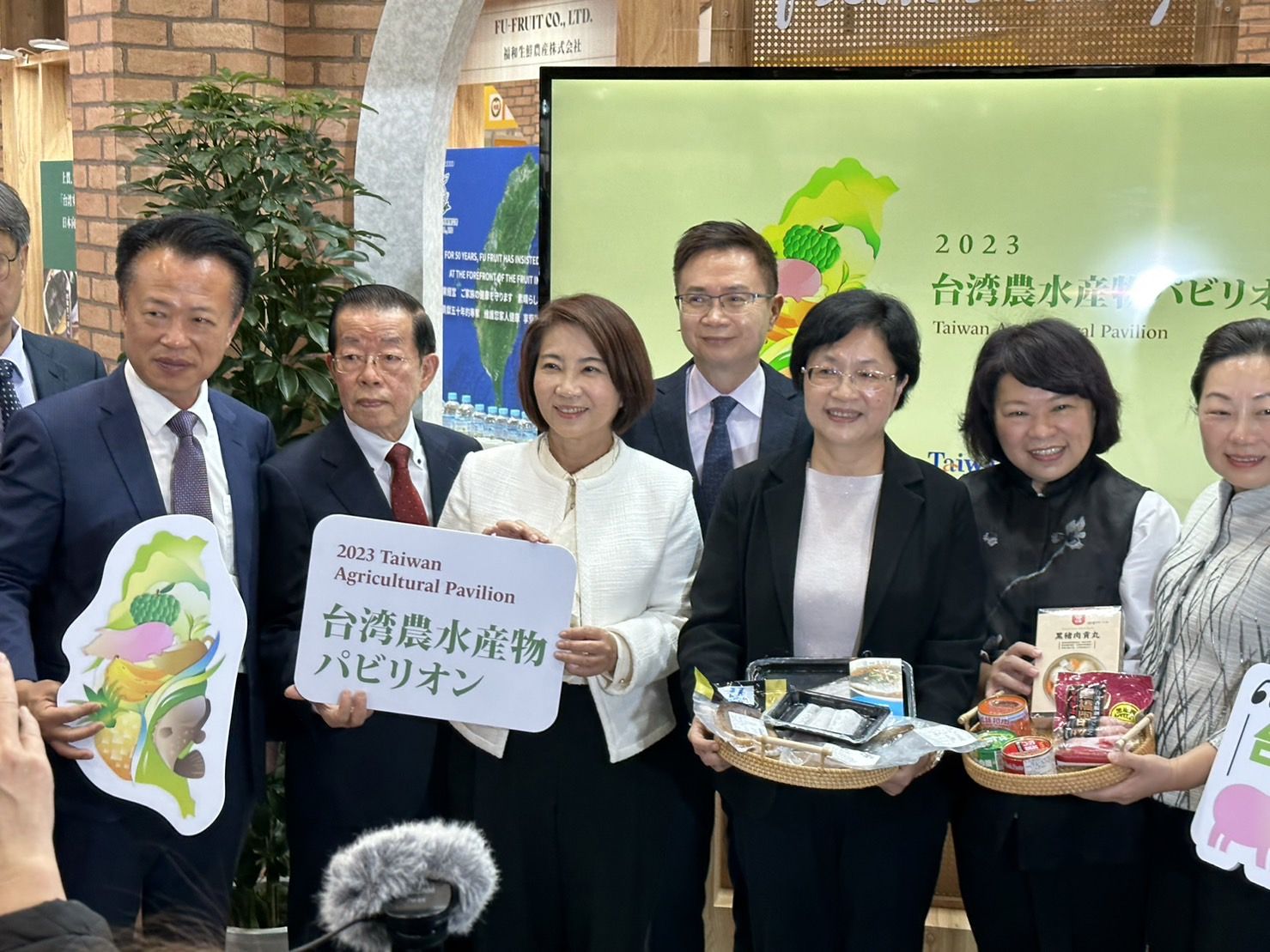 東京食品展開幕 周春米推銷屏東農漁特產 受日本青睞
