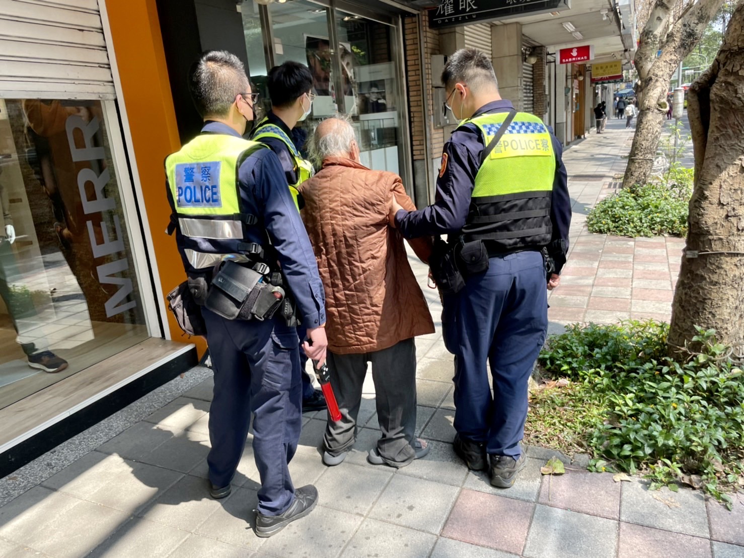 9旬老翁離家卡車陣進退不得　保大暖警即刻救援送返家