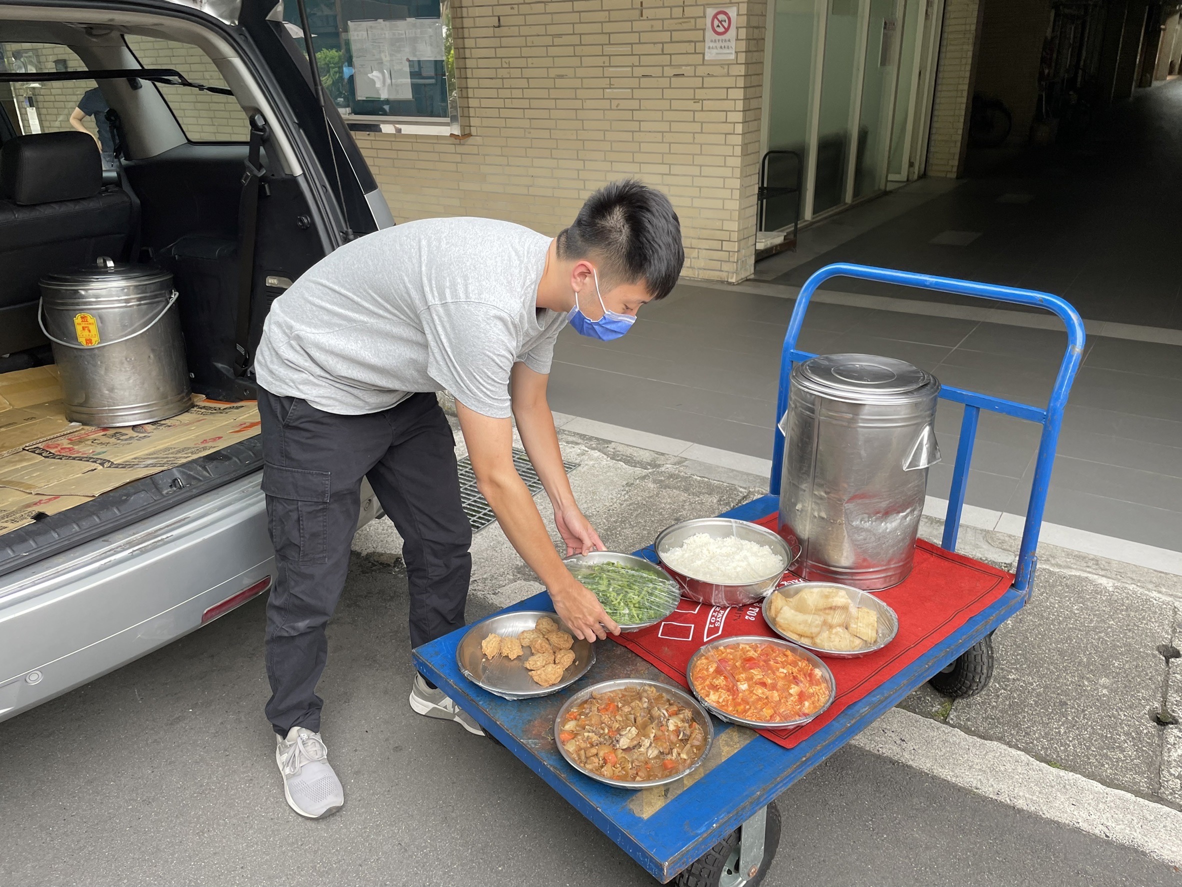 互助送暖！風雨無阻十五年　北市保大長者共餐溫馨情