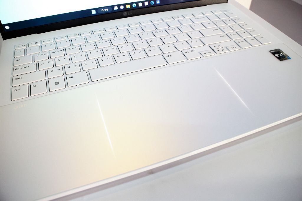 搭載第 13 代 Intel 處理器、16:10 OLED 螢幕、輕薄兼具美型炫彩　最新 LG gram Style 系列登台