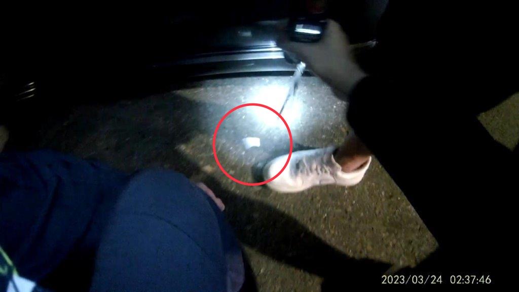 故作玄虛！男遇盤查假意自清　口袋掉出一包秒遭逮