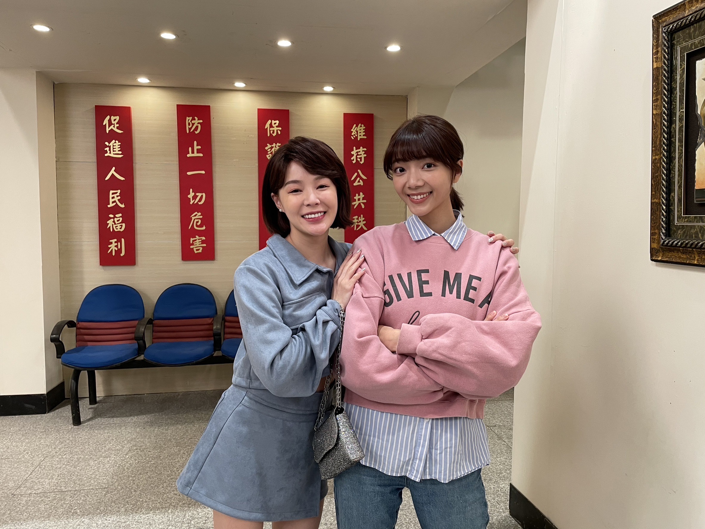 女人的戰爭！波波蓁對打小甜甜來真的　皮靴卡滿樹葉、小樹枝