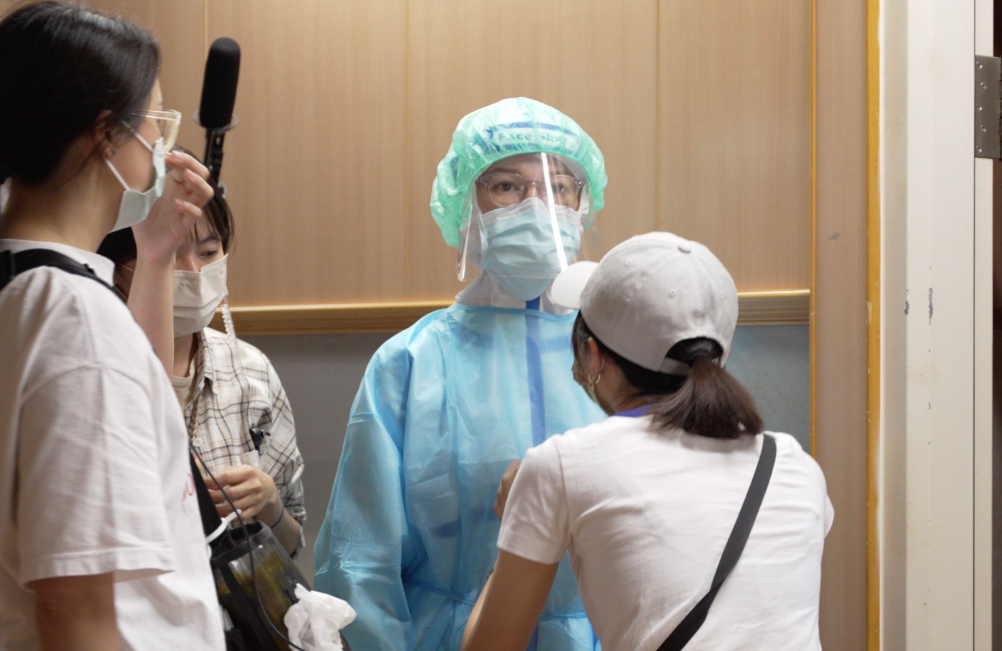 打怪任務「五朵花」！ 小薰穿防護衣全臉漲紅　敬佩醫護人員