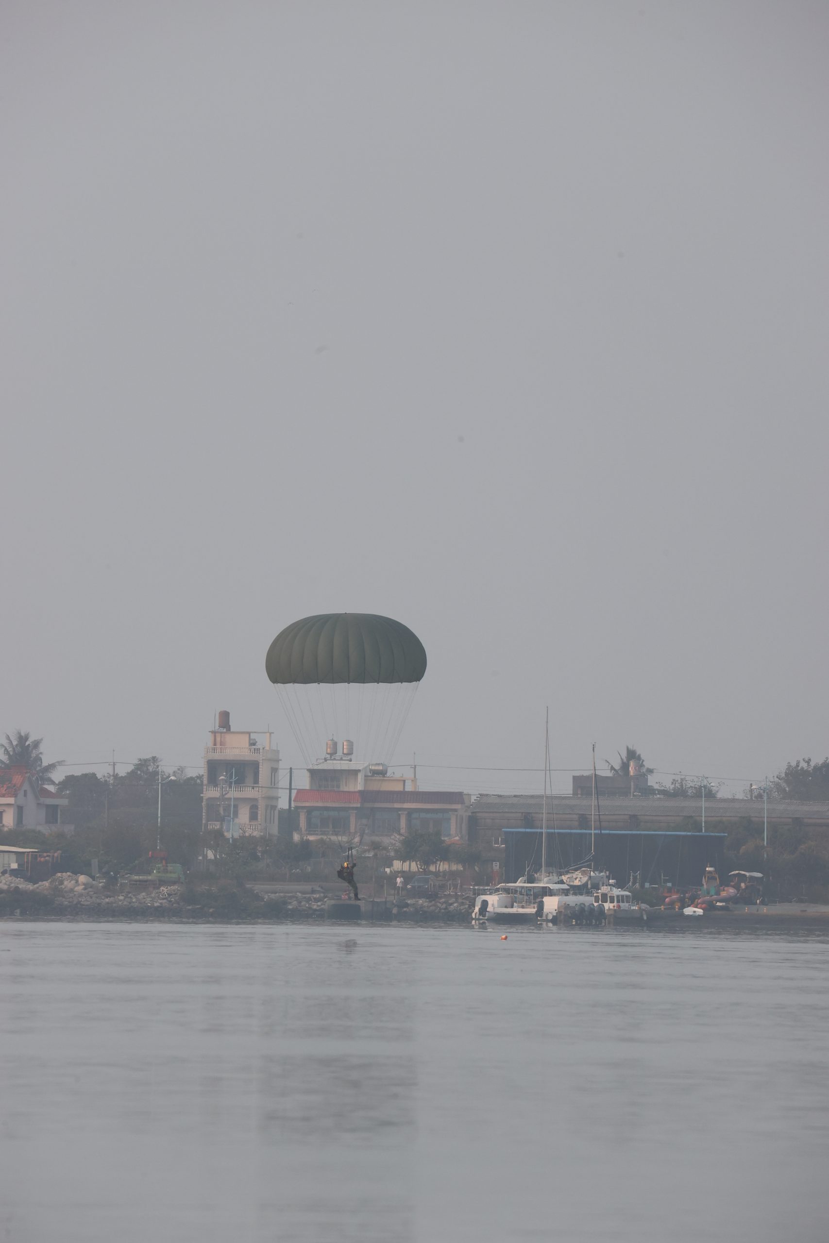 影/中共圍台軍演 空訓中心強化特種地形海上跳傘訓練